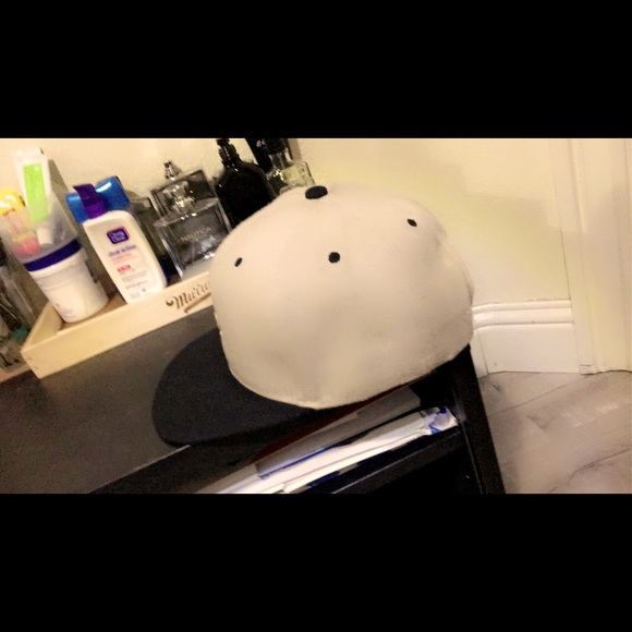 Fresh ass snap back purchased under 2 months ago - Picture 2 of 3